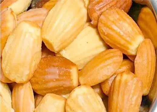 Madeleines de Commercy maison dorées, avec leur bosse, démoulées sur une grille