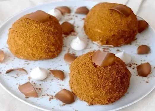 Merveilleux au spéculoos individuel, meringue et crème fouettée enrobées de spéculoos concassé