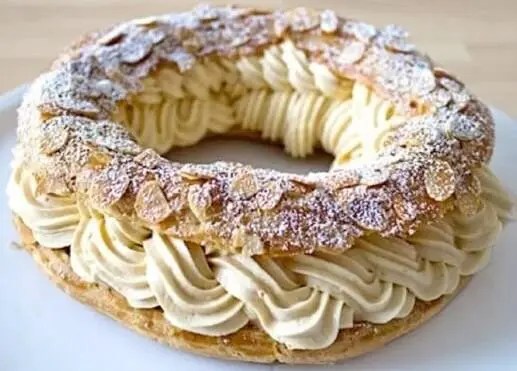 Paris-Brest en couronne de pâte à choux garni de crème mousseline pralinée et d'amandes effilées