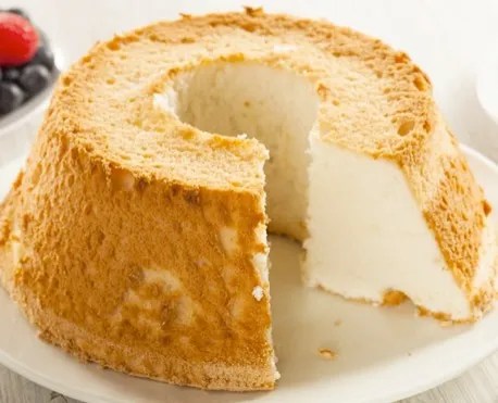 Gâteau des anges en couronne, une part découpée