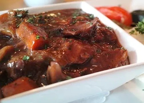 bœuf bourguignon grand-mère mijoté en cocotte, servi avec des tagliatelles