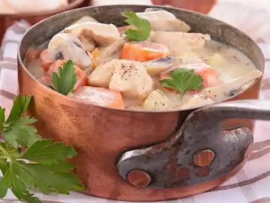 Blanquette de veau et sa sauce blanche, avec champignons et petits oignons