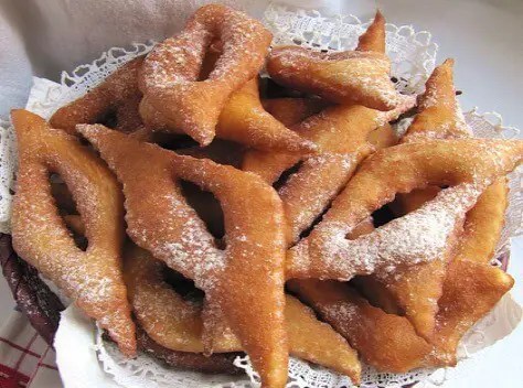 Bugnes lyonnaises torsadées, beignets de carnaval saupoudrés de sucre glace