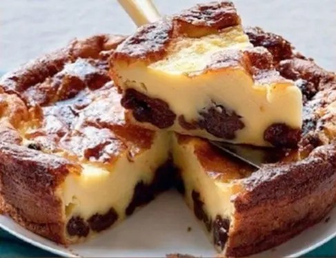 Far breton aux pruneaux doré, tranché dans son plat, dessert breton