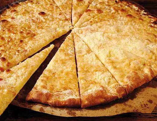 Tarte au sucre de Pérouges briochée et citronnée fraîchement sortie du four