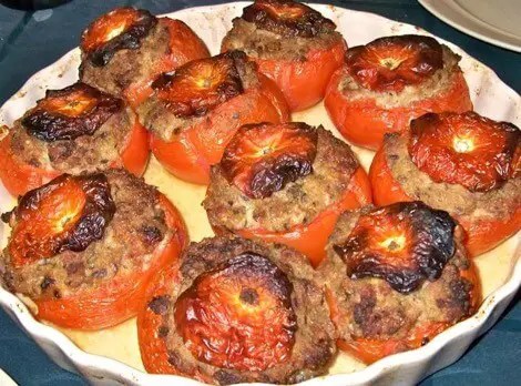 Tomates farcies dorées à la sortie du four, plat familial généreux