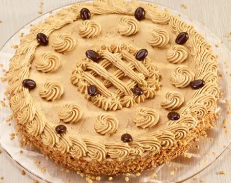 Moka au café décoré de volutes de crème et d'amandes effilées