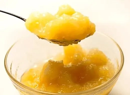 Compote de pommes maison à la vanille et à la cannelle dans un bol