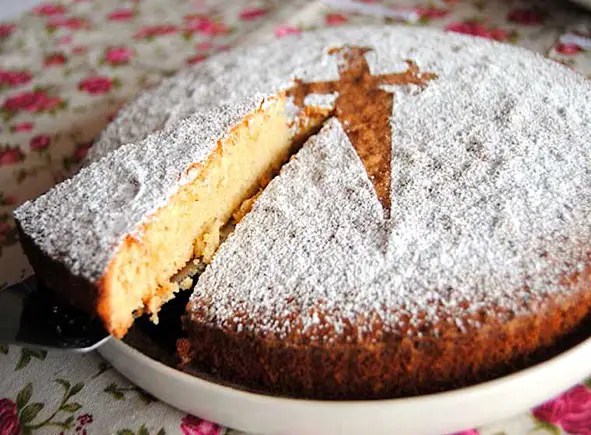 Gâteau de Saint-Jacques (tarta de Santiago) et sa croix au sucre glace