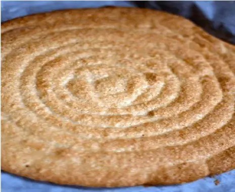 dacquoise aux amandes, disque meringué moelleux et croustillant pour entremets