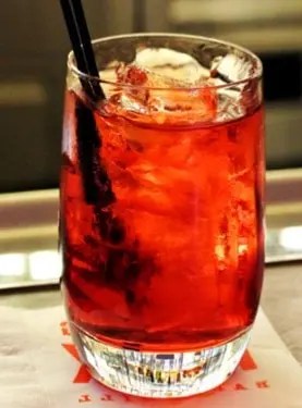 cocktail Doux Amer à l'Angostura, eau gazeuse, menthe et citron vert