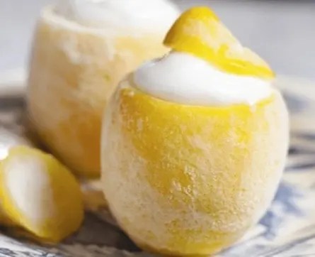 Citron givré servi dans l'écorce du citron