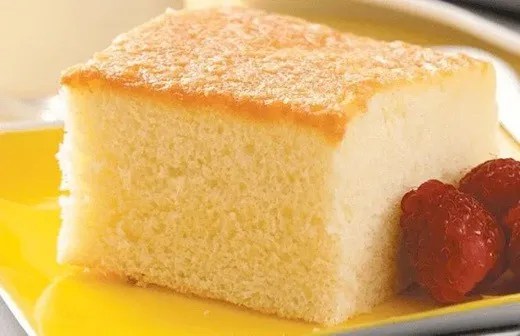 gâteau au lait chaud moelleux saupoudré de sucre glace