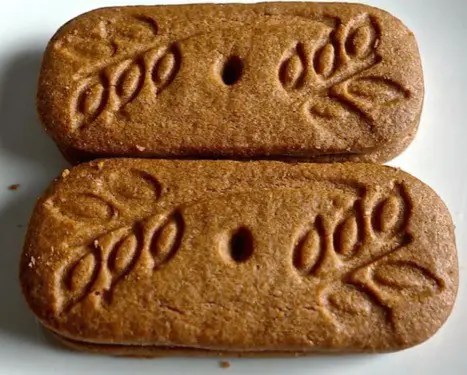 Spéculoos moulés en forme de saint Nicolas, dorés à la sortie du four