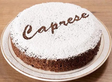 Gâteau de Capri, la torta caprese au chocolat et aux amandes, croûte craquelée et sucre glace
