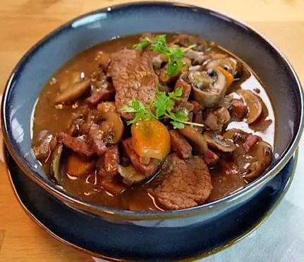 bœuf bourguignon léger sans matière grasse, viande maigre et légumes au vin rouge