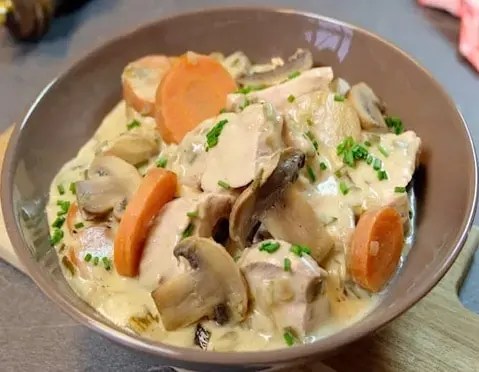 Blanquette de veau légère aux champignons, servie avec du riz