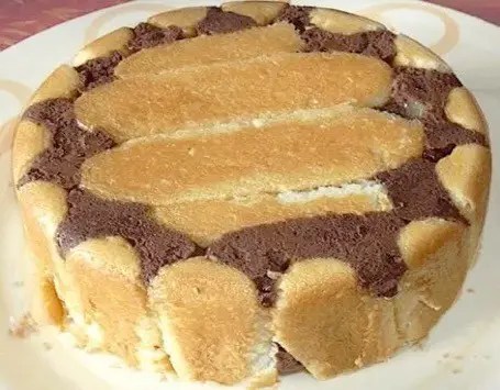 Charlotte aux poires démoulée, entourée de biscuits à la cuillère