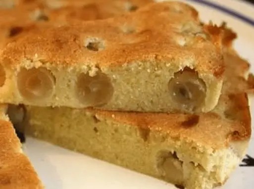 Gâteau au chasselas de Moissac tranché, raisins dorés pris dans une crème mousseuse sur pâte sablée