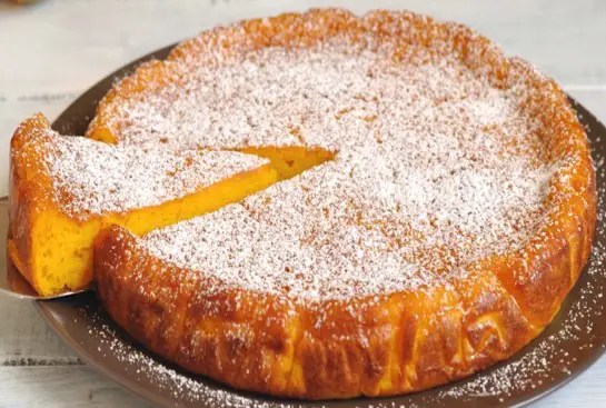Fondant à la citrouille saupoudré de sucre glace, à la croûte fine et craquelée