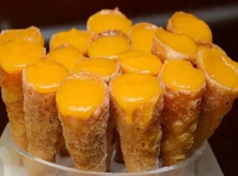 cornes d'abondance (cornucópias) des Açores garnies de crème aux jaunes d'œufs