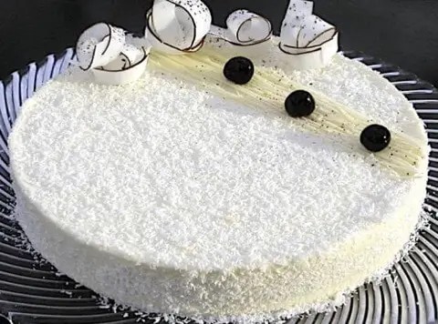 Forêt blanche tranchée, entremets au chocolat blanc, cerises et noix de coco