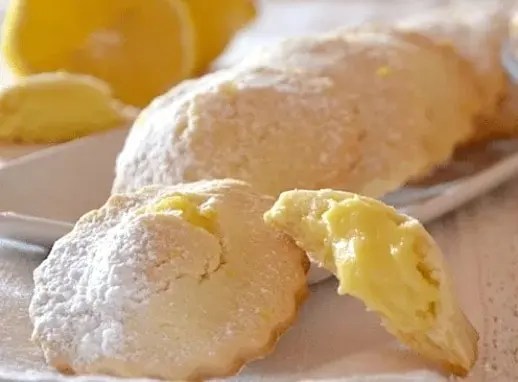 Grisbis au citron maison, biscuits sablés ronds dont l’un est coupé pour montrer la crème au citron