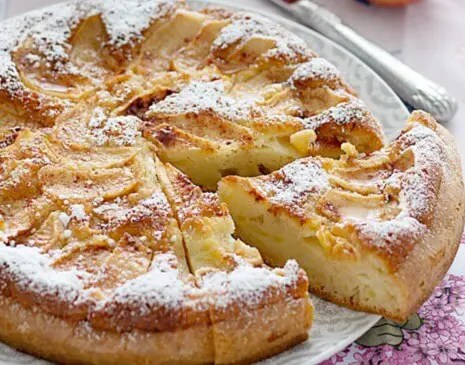 Gâteau de la ferme aux pommes doré, décoré d'une rosace de lamelles de pommes caramélisées
