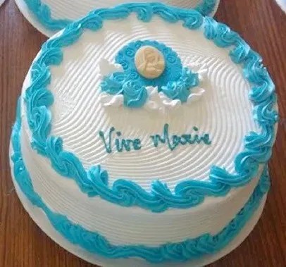 gâteau Marie mauricien, génoise décorée de chantilly bleu clair