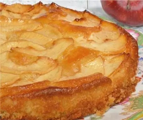 Gâteau 5 minutes aux pommes doré avec des tranches disposées sur le dessus