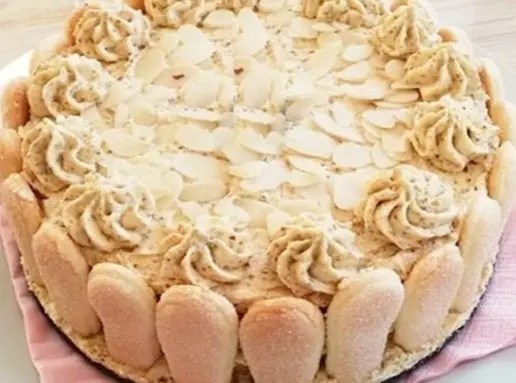 Gâteau Malakoff, charlotte aux amandes et chantilly