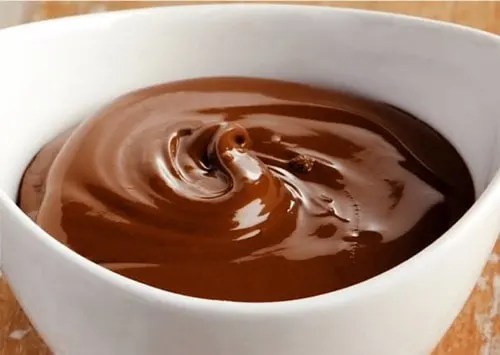 crème au chocolat minute en ramequin, croquant d'amandes effilées