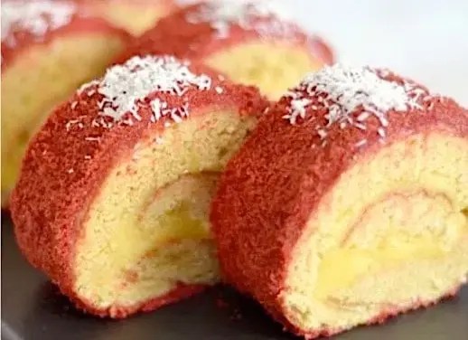 Gâteau chemin de fer roulé de La Réunion enrobé de sucre rouge