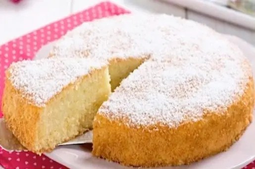 gâteau à la noix de coco moelleux saupoudré de noix de coco râpée
