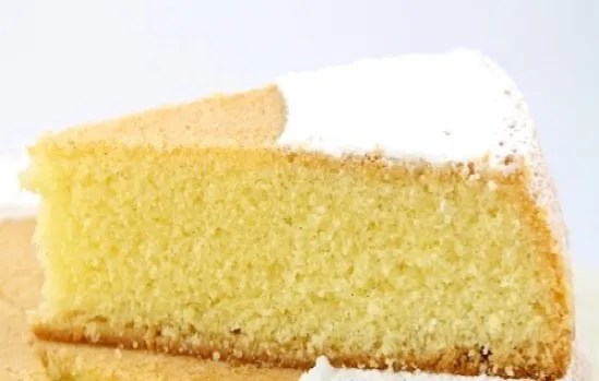 Gâteau 1 minute moelleux démoulé, préparé sans robot