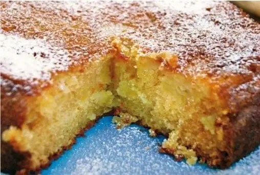 Gâteau au gingembre moelleux décoré de dés de gingembre confit et de sucre glace