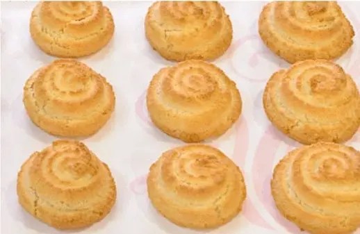 Macarons du Poitou en couronne, dorés, sur leur papier de cuisson