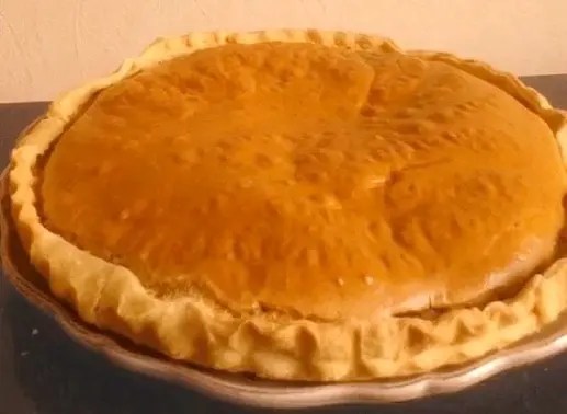 Gâteau amour caché martiniquais, part découpée montrant les couches de confiture coco et goyave sous le moelleux