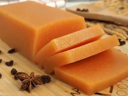 Pâte de coing découpée en cubes et roulée dans le sucre cristallisé