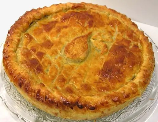 Pâté aux poires de Fisée, feuilleté doré décoré d'un motif de poire