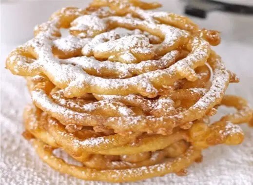 Gâteau entonnoir doré, funnel cake saupoudré de sucre glace