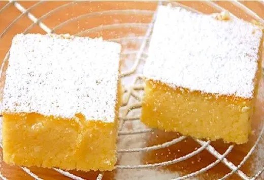 Gâteau incroyable au citron et à la noix de coco, coupé en carrés