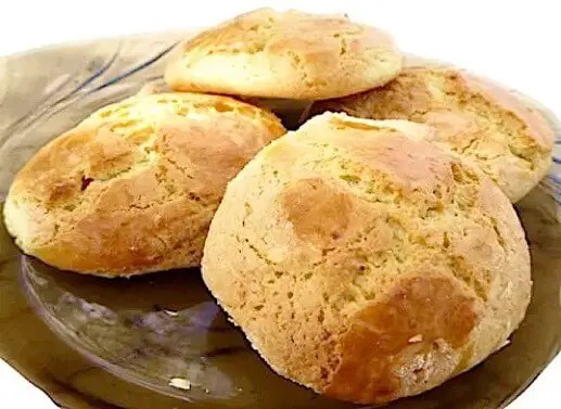 Pains de la Toussaint portugais, dorés et saupoudrés de sucre