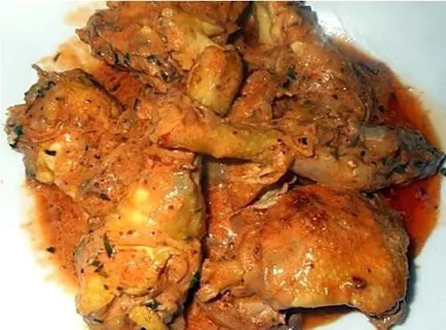 Poulet au vinaigre à la lyonnaise, morceaux de poulet dorés nappés de sauce à la crème et aux tomates