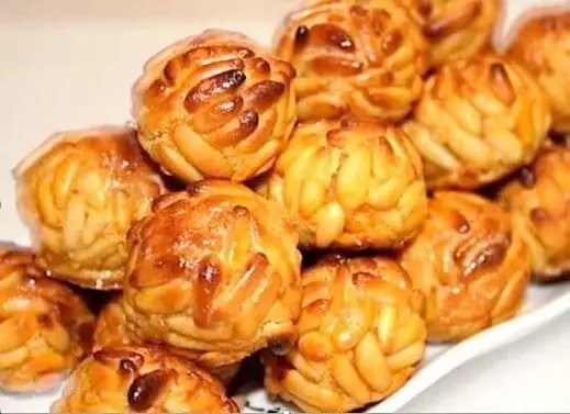 Panellets catalans aux pignons de pin, dorés et ronds, spécialité de la Toussaint