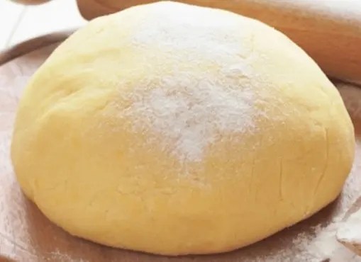 Pâte sablée 1, 2, 3 en boule, prête à foncer un moule à tarte