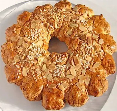 Soleil de Marcillac, gâteau aveyronnais en forme de soleil aux rayons tressés, doré et décoré d'amandes