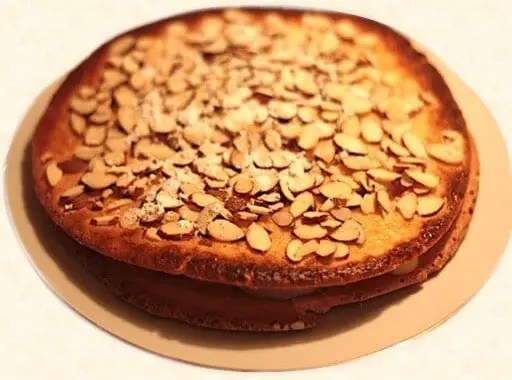 Le Vitréais, gâteau doré aux amandes effilées, tranché