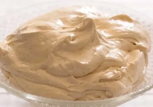 Crème mousseline pralinée lisse et onctueuse, prête à garnir un gâteau