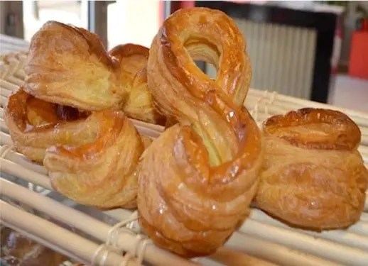 Craquelin boulonnais en forme de huit, glacé et doré